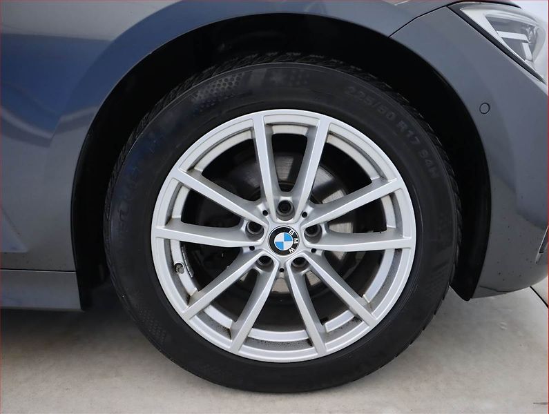 BMW Řada 3 (2019) 320 d xDrive - fotka 15 z 21