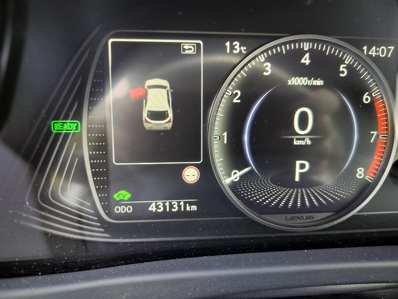Lexus UX 250h black-white edition, kůže - fotka 13 z 25