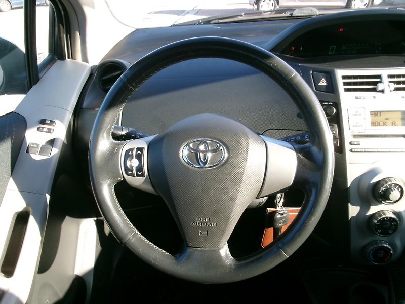Toyota Yaris 1,0i KLIMA - fotka 13 z 22