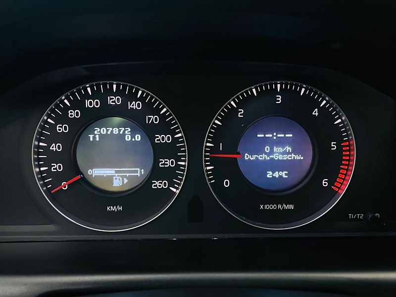 Volvo XC60 2.0D 5V MAN 1.MAJITEL SERVISKA - fotka 32 z 33