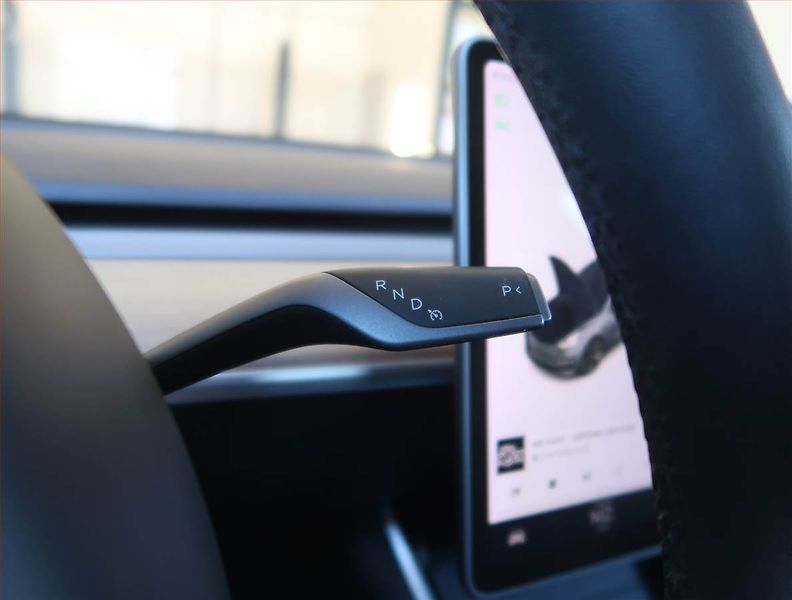 Tesla Model 3 (2020) Std Range Plus 52kWh, SoH 82% - fotka 13 z 21