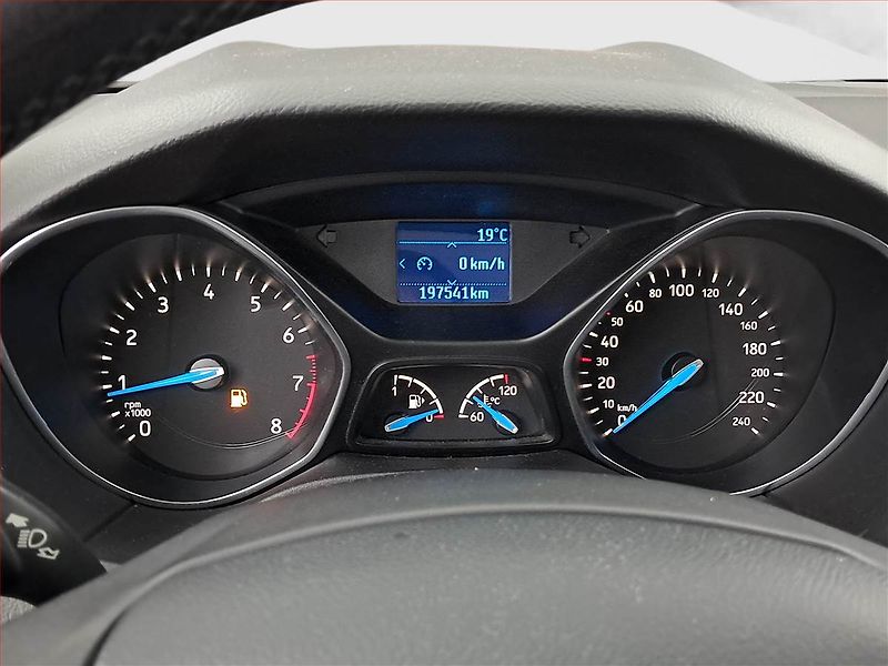 Ford Focus (2018) 1.6 i, Vyhř. sedaček - fotka 11 z 17
