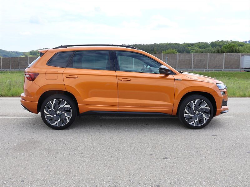 Škoda Karoq 2,0 TDI DSG Sportline 4x4 DPH - fotka 8 z 39