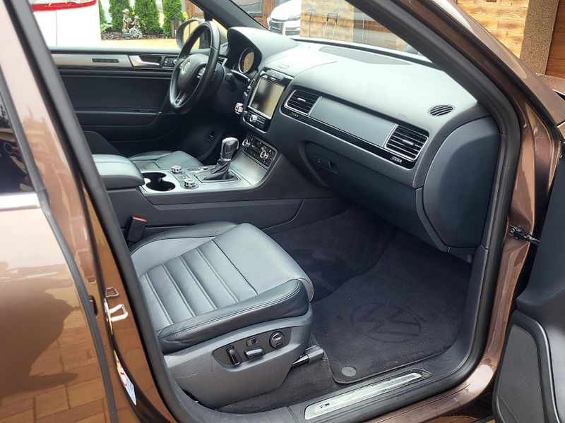 Volkswagen Touareg (2014) 4.2TDi V8 250KW*R-LINE*PANORAM - fotka 46 z 55