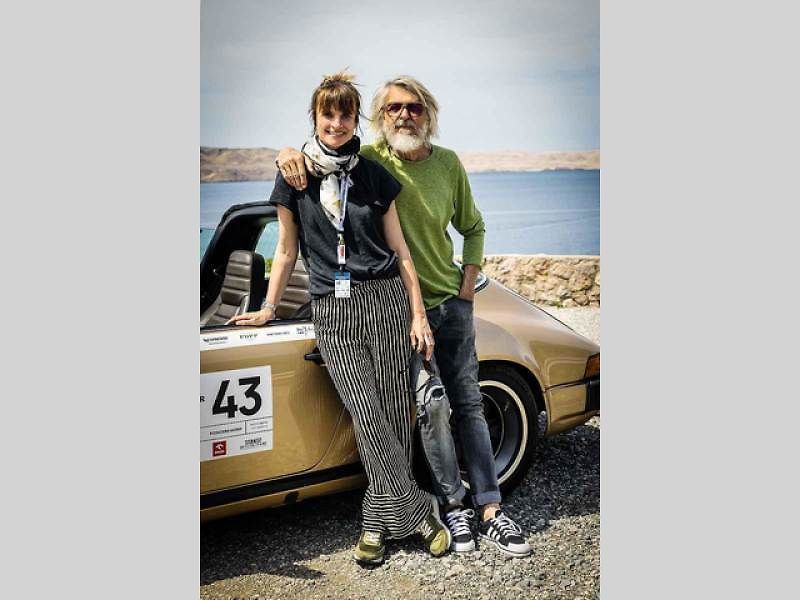 Všichni účastníci s vozy v cíli druhého ročníku Oldtimer Expressu, který mířil z Prahy do řeckých Atén.