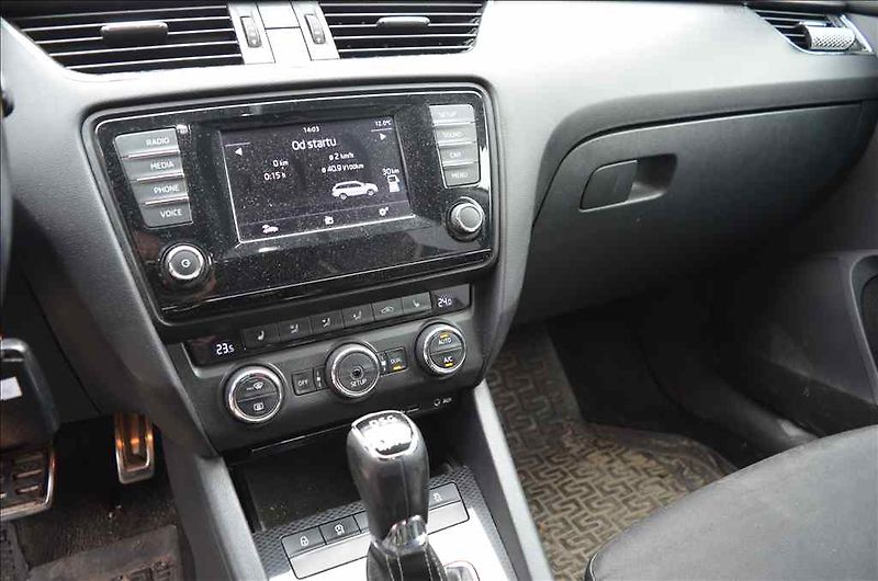 Škoda Octavia (2014) COMBI III. 2,0 TDI RS DSG - fotka 16 z 24