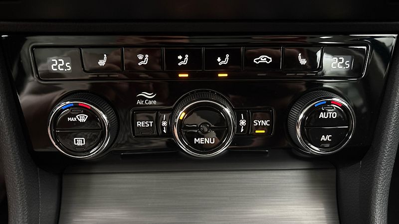 Škoda Superb 2.0 TDI DSG Style Combi - fotka 13 z 26