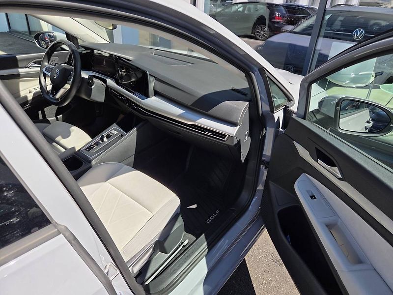 Volkswagen Golf (2023) 2.0 TDI DSG - fotka 37 z 39