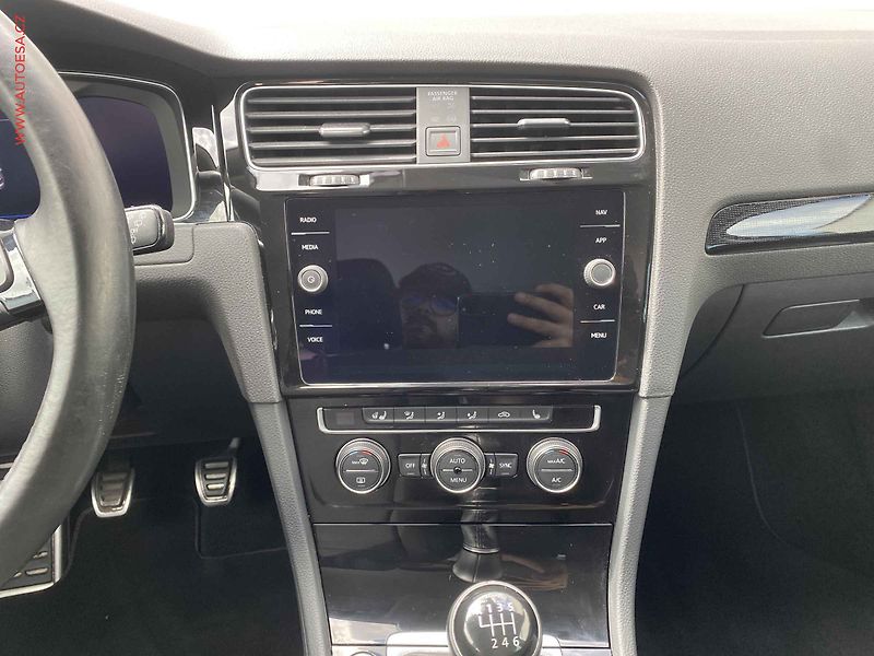 Volkswagen Golf (2017) 1.5 TSi, Sound, LED, navi, - fotka 12 z 18