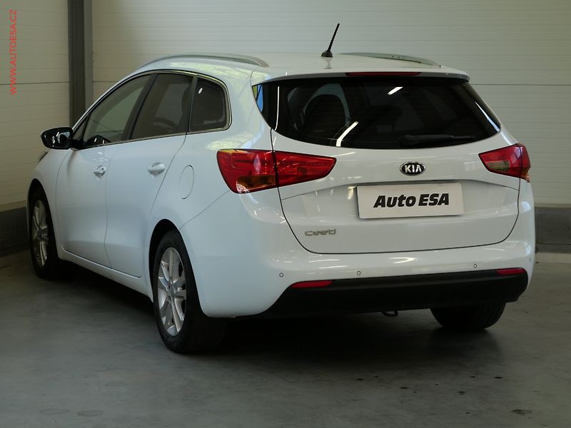Kia Ceed (2013) 1.6GDi, ČR, AC, park.čidla - fotka 6 z 22