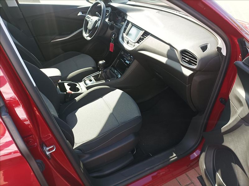 Opel Grandland X 1,2 Turbo - fotka 11 z 23
