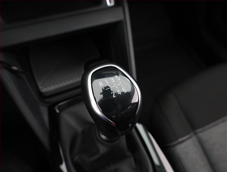 Citroën C4 X (2024) Feel 1.2 PureTech, ČR,1.maj - fotka 11 z 16