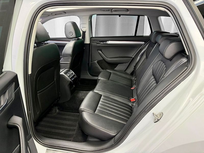 Škoda Superb 2.0TDI DSG 4X4 STYLE, ACC, PAN - fotka 11 z 27