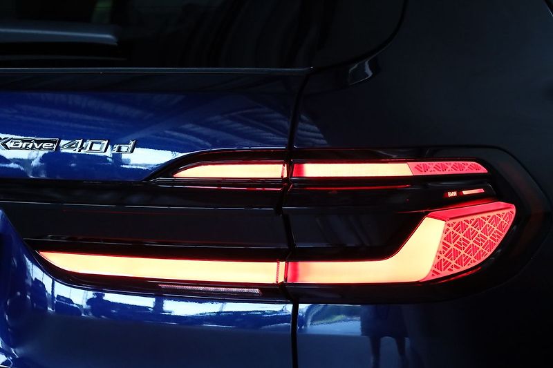 BMW X7 40d xDrive, B&W, Executive - fotka 13 z 43