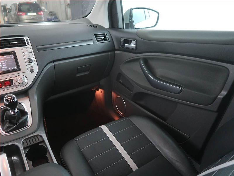 Ford Kuga (2010) 2.0 TDCi, 4X4, Tempomat - fotka 8 z 17