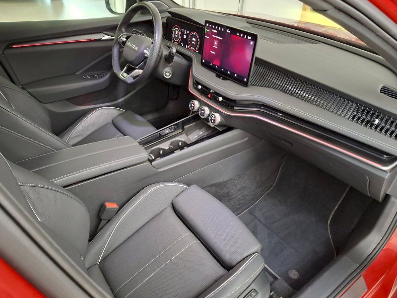 Škoda Superb (2025) iV SportLine DSG 1,5TSi 150kW - fotka 14 z 35