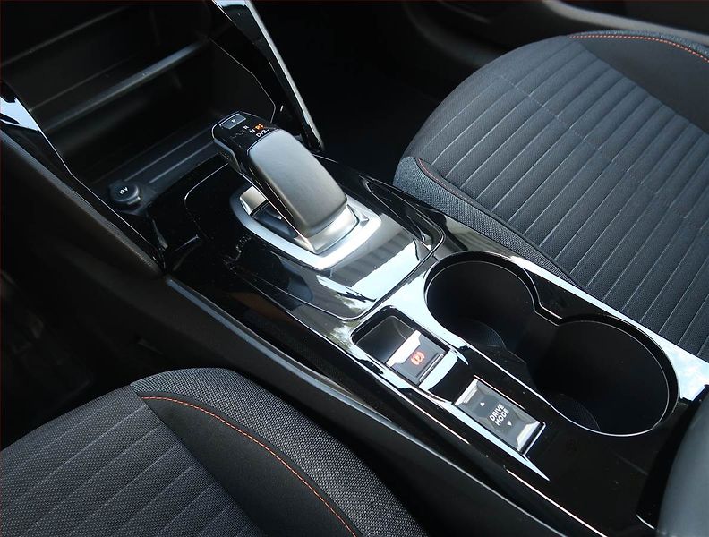 Peugeot 208 (2020) Active 50 kWh, Automat, Navi - fotka 13 z 20