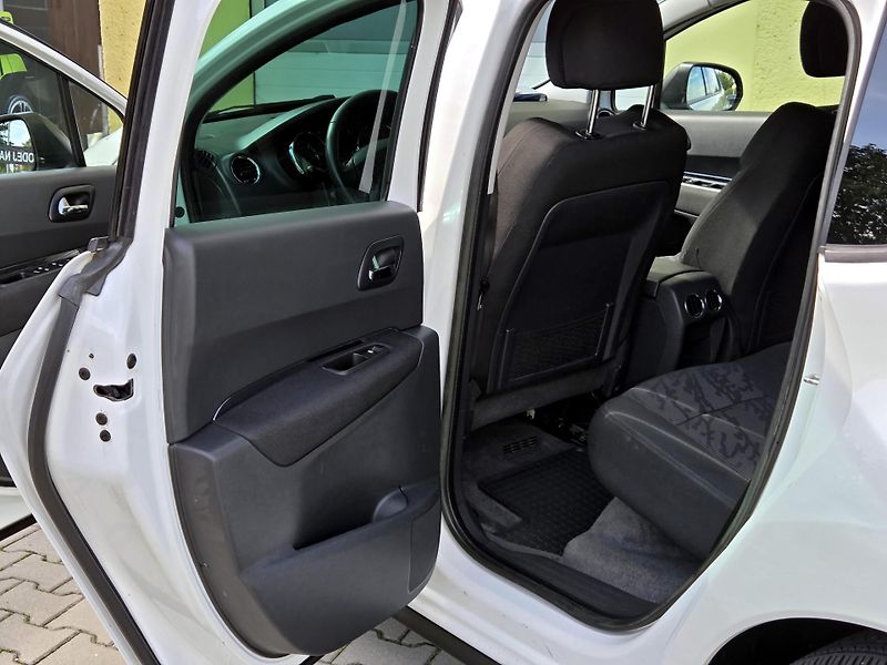 Peugeot 3008 HDi 120kW A/T *SERV.KNÍŽKA     - fotka 14 z 39