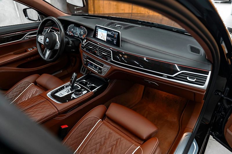 BMW Řada 7 (2019) Ld xDrive - fotka 12 z 30