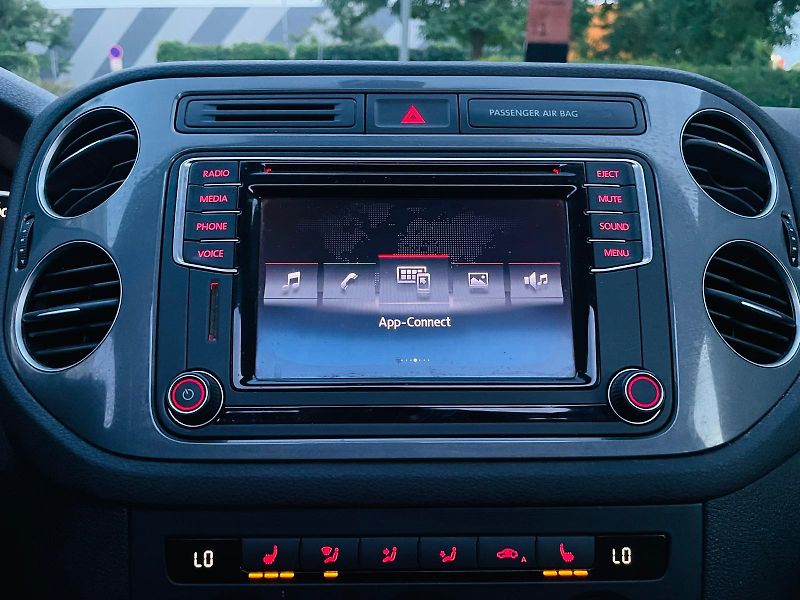 Volkswagen Tiguan 1.4TSI MANUÁL VÝHŘEV PANORAMA - fotka 40 z 46