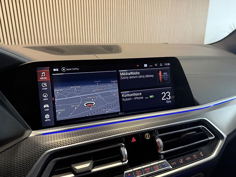 BMW X5 M50d HUD Vzduch H/K Tažné CZ - fotka 28 z 46