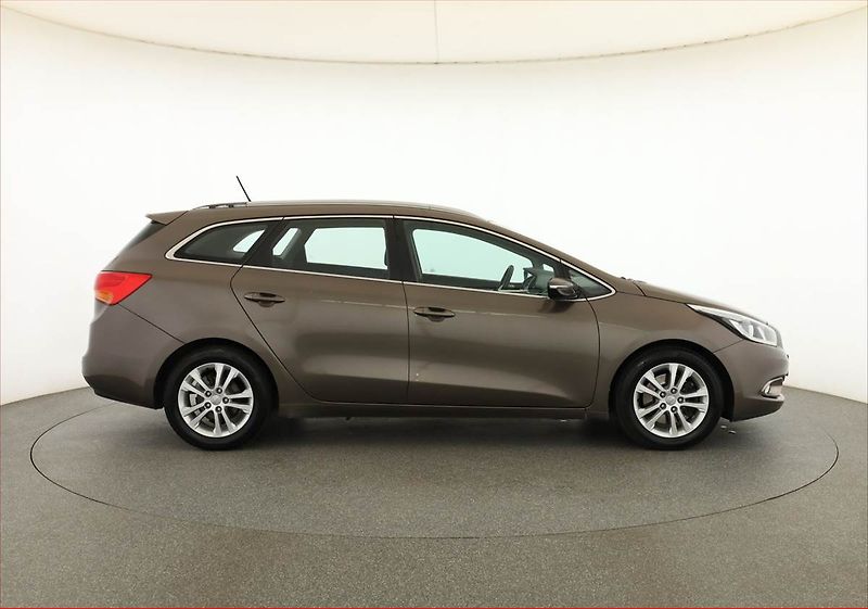 Kia Ceed (2014) 1.6 GDI, Navi, Tempomat - fotka 6 z 17