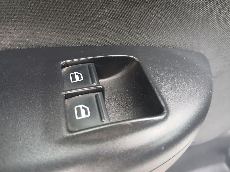 Škoda Octavia 1.6i KLIMA - fotka 10 z 32