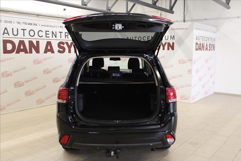 Mitsubishi Outlander 2,0 i Plus 4x4 PHEV Hybrid - fotka 7 z 35