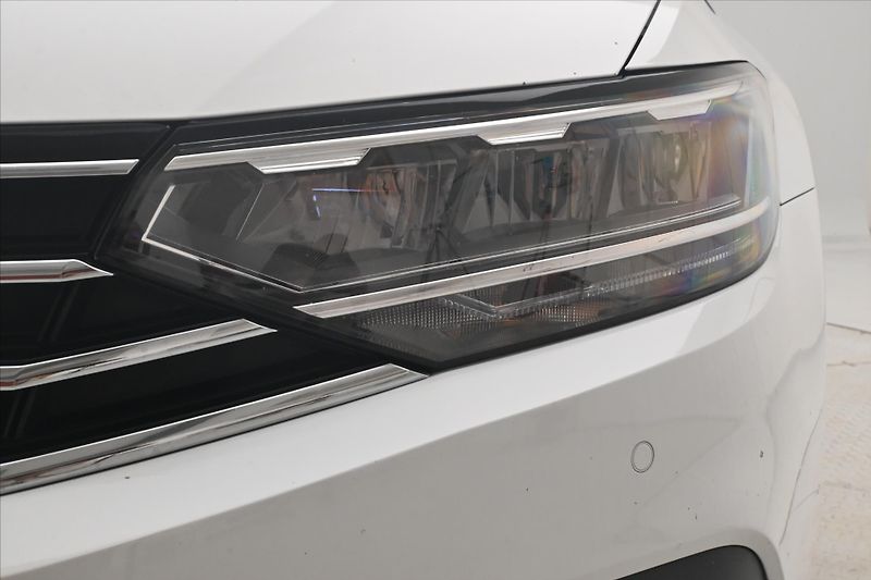 Volkswagen Passat 2,0 TDI 110kW DSG Business Zár - fotka 29 z 31