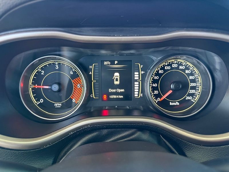 Jeep Cherokee (2015) 2.0 L TD Longitude - fotka 10 z 50