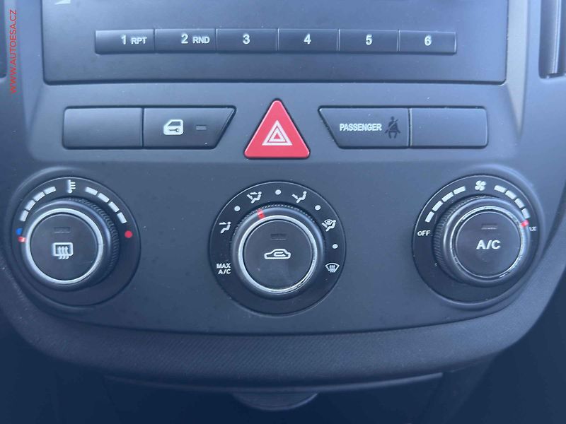 Kia Ceed (2008) 1.4i, AC, tažné - fotka 13 z 18