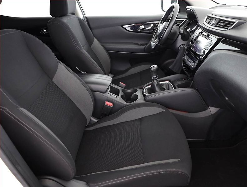 Nissan Qashqai (2019) 1.3 DIG-T, ČR,1.maj - fotka 7 z 16