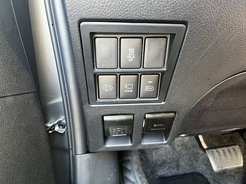Toyota Hilux 2.8D 4x4 6AT Executive - fotka 28 z 33