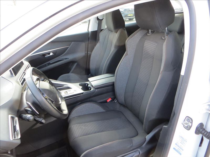 Peugeot 3008 1,5 BlueHDi AUT ACTIVE ČR - fotka 12 z 23