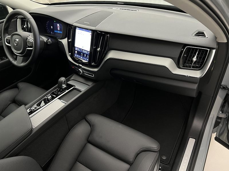 Volvo XC60 B5 AWD PLUS DARK AUT REZERVACE - fotka 23 z 44