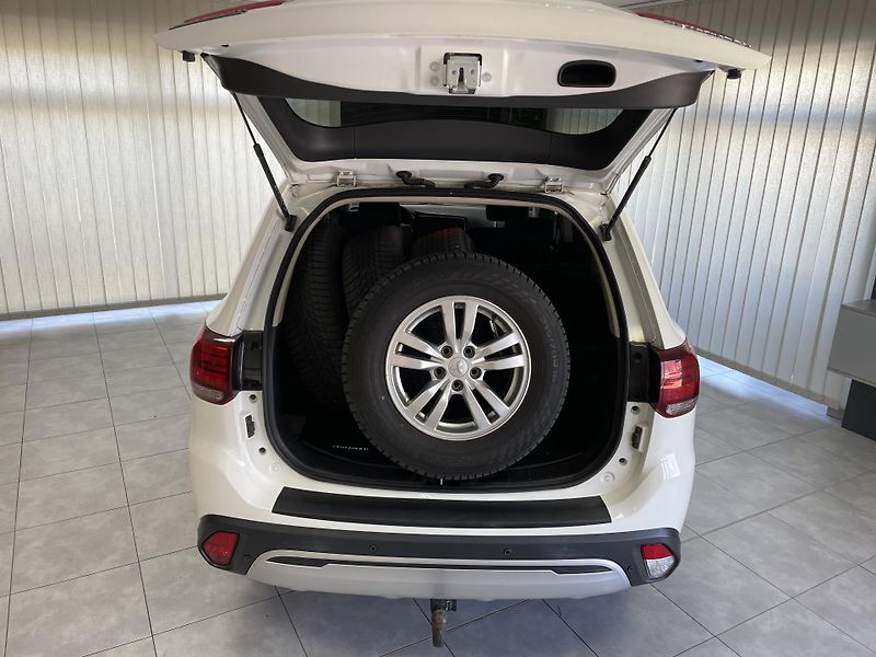 Mitsubishi Outlander 2.0 MIVEC AT 4x4 ČR REZERVACE - fotka 25 z 25