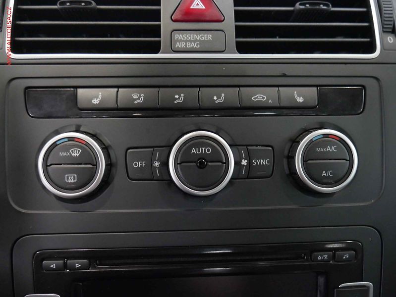 Volkswagen Touran (2014) 1.6 TDi, ČR, STK7/28 - fotka 16 z 20