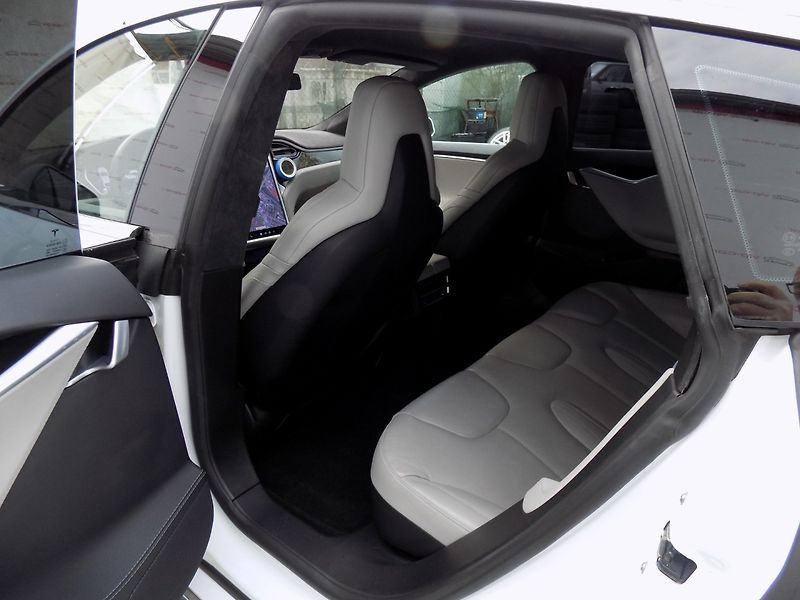 Tesla Model S (2015) 90D/1.Maj.ČR/Ludicrous/762PS/ - fotka 12 z 39