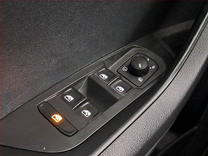 Škoda Karoq (2023) Ambition 1.5 TSI - fotka 17 z 21
