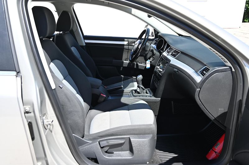 Škoda Superb 2.0TDI 103KW Ambition 9/2012 - fotka 29 z 38