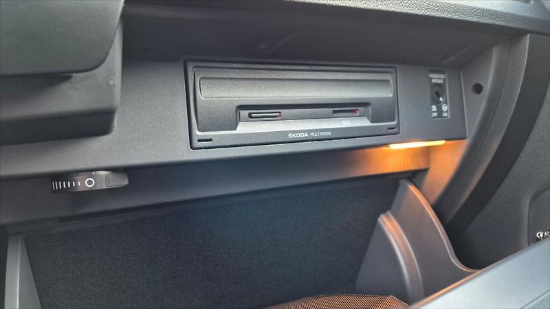 Škoda Superb 2,0 TDI 110 KW STYLE DSG ČR - fotka 23 z 26