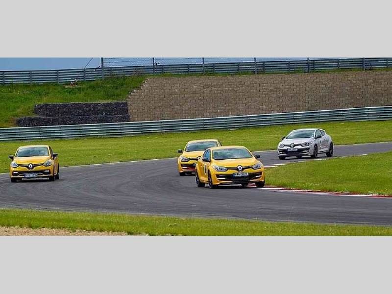 Rychlé Renaulty na Autodromu v Mostě.