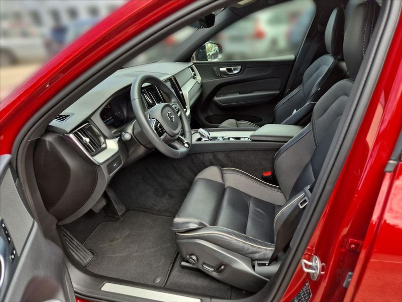 Volvo XC60 2,0 B4 AWD PLUS DARK - fotka 7 z 18
