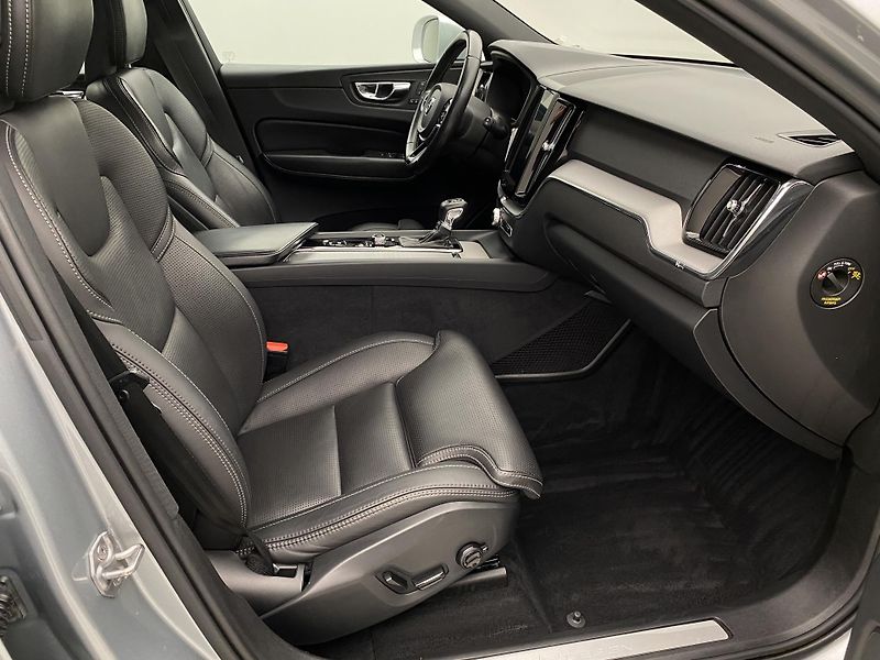 Volvo XC60 D4 AWD R-DESIGN REZERVACE - fotka 23 z 44