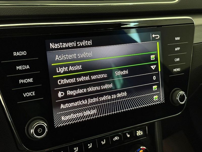 Škoda Superb 2.0TDI 110kW LED Webasto Tažné - fotka 34 z 40