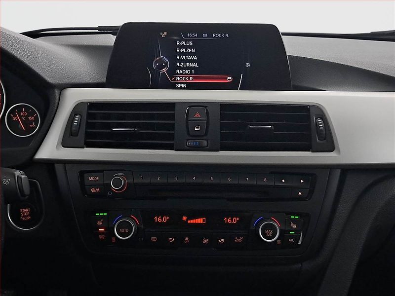 BMW Řada 3 (2015) 318 d, Navi, Park. senzory - fotka 12 z 21