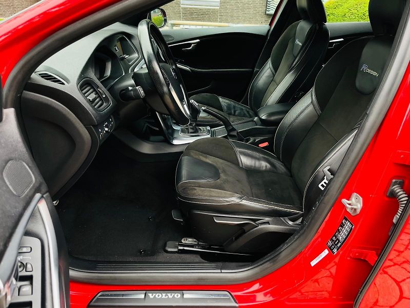 Volvo V40 2.0 D3 R-DESIGN MANUÁL TAŽNÉ - fotka 30 z 45