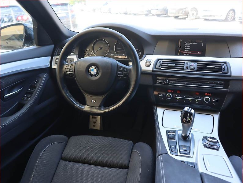 BMW Řada 5 (2013) M Sport 530d xDrive, 4X4 - fotka 7 z 20