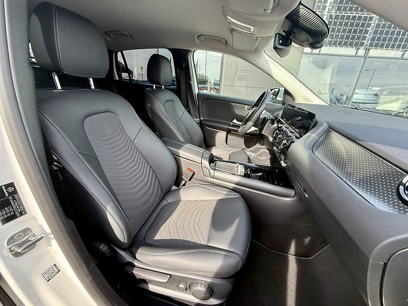 Mercedes-Benz GLA (2025) 220 4MATIC - fotka 32 z 40