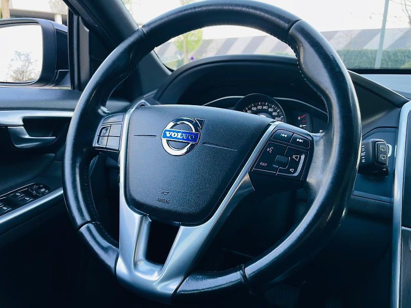Volvo XC60 2.0D 5VÁLEC AUT TAŽNÉ VÝHŘEV - fotka 31 z 50